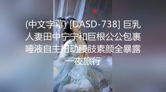 短发轻熟女露脸卧室床上道具自慰掰穴，深插阴道忘我享受其中